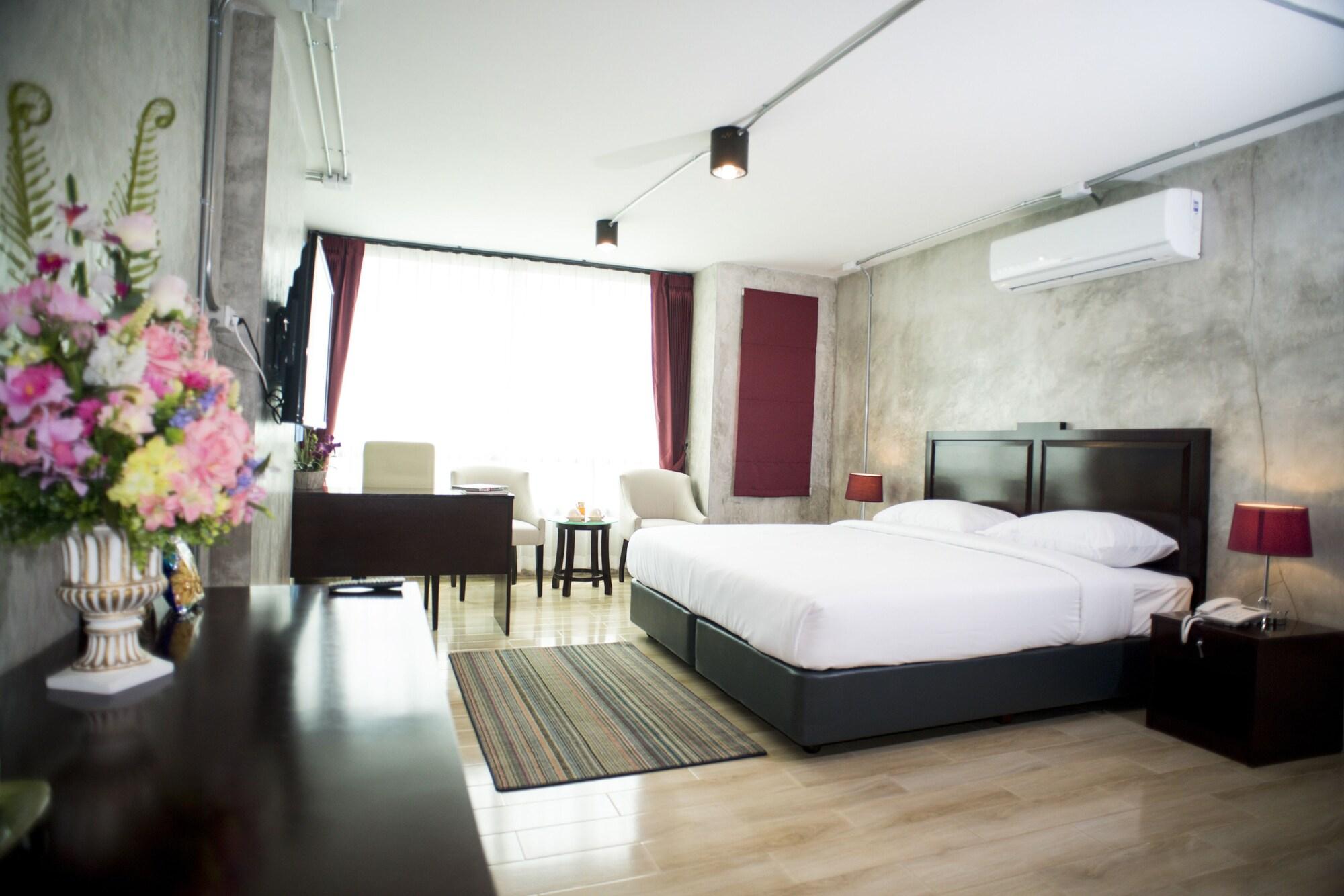 Prestige Chiang Mai Hotel Bagian luar foto