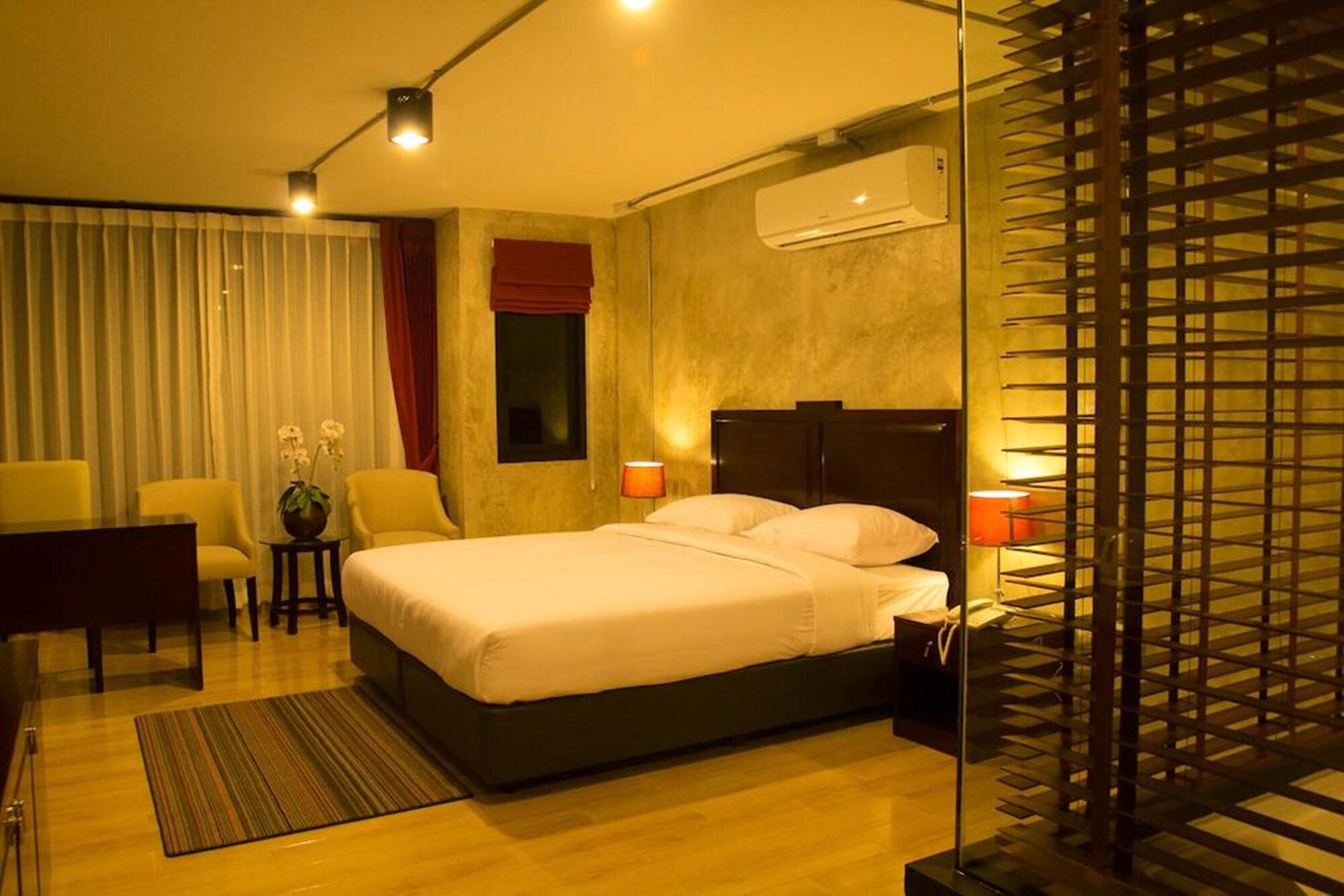 Prestige Chiang Mai Hotel Bagian luar foto