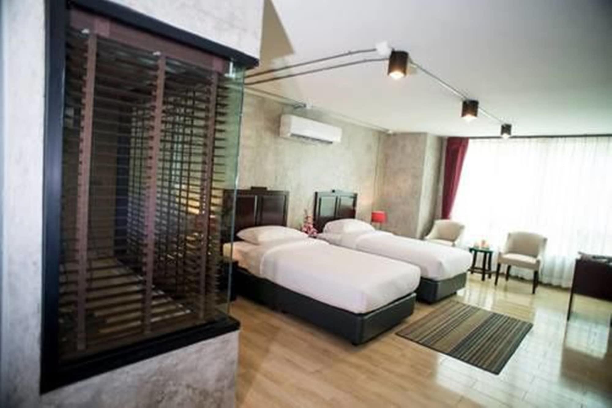 Prestige Chiang Mai Hotel Bagian luar foto