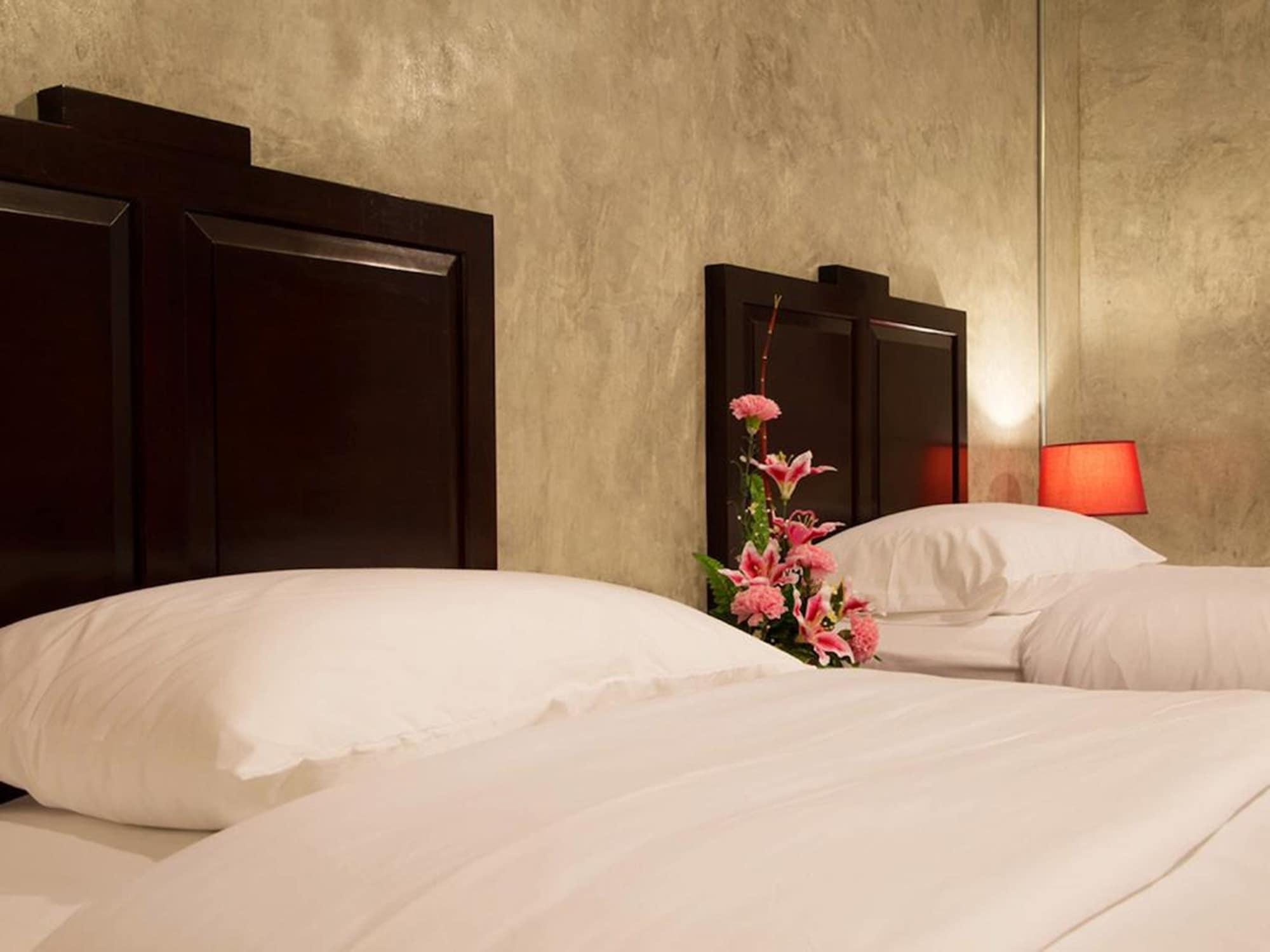 Prestige Chiang Mai Hotel Bagian luar foto