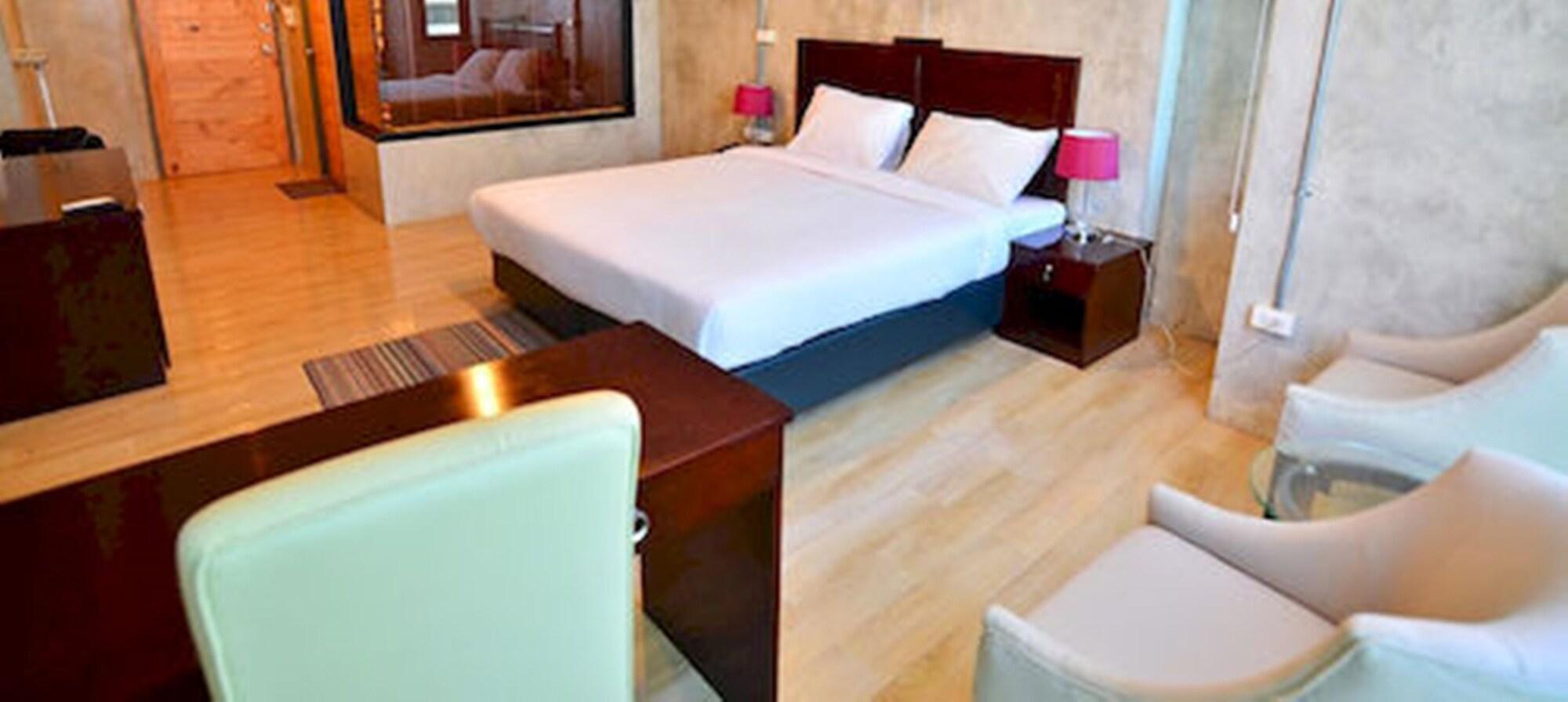 Prestige Chiang Mai Hotel Bagian luar foto