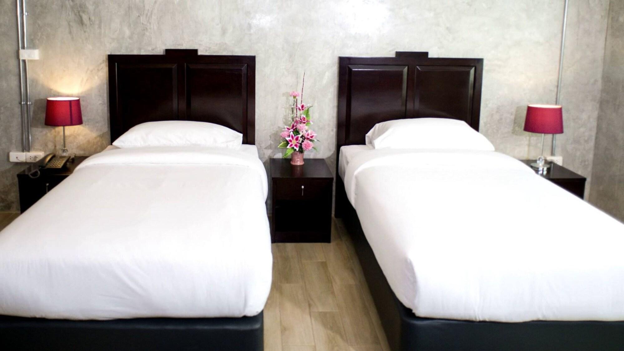 Prestige Chiang Mai Hotel Bagian luar foto