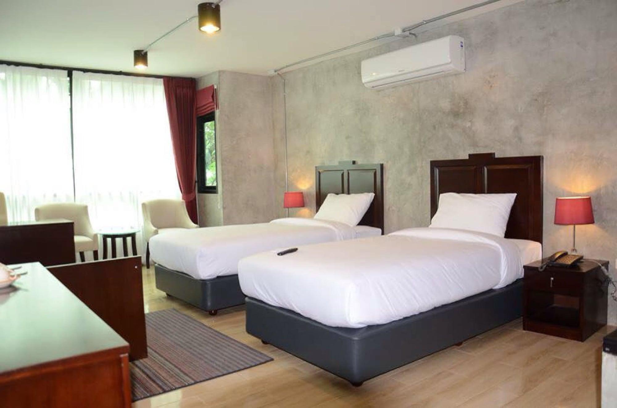 Prestige Chiang Mai Hotel Bagian luar foto
