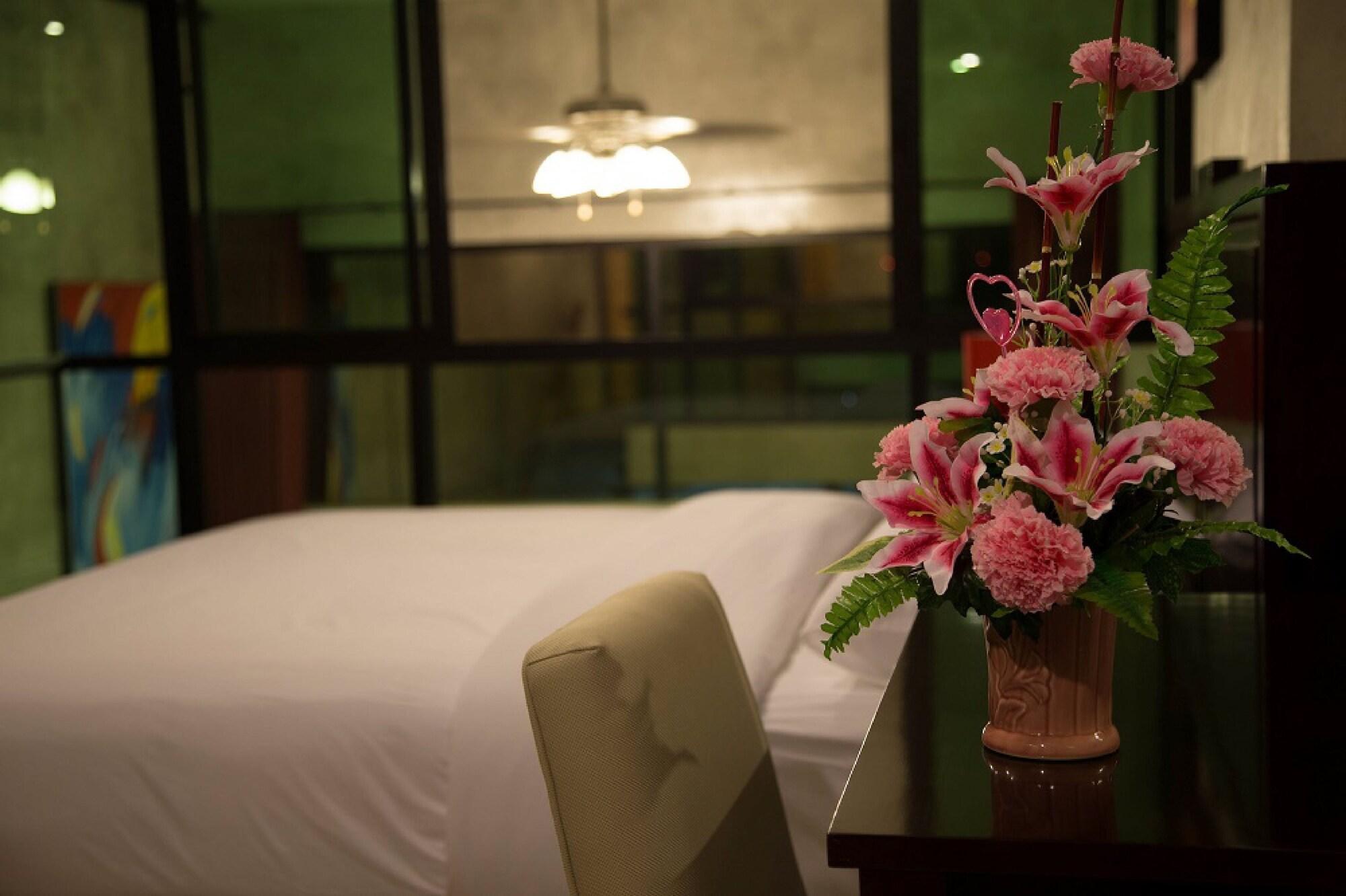 Prestige Chiang Mai Hotel Bagian luar foto