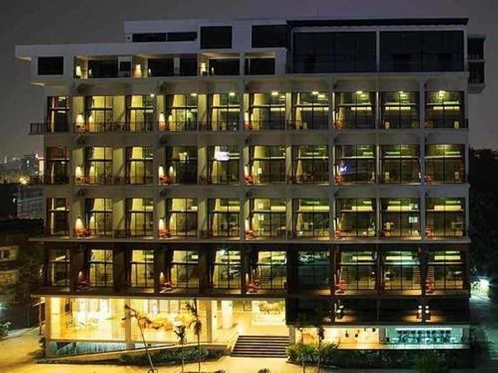 Prestige Chiang Mai Hotel Bagian luar foto