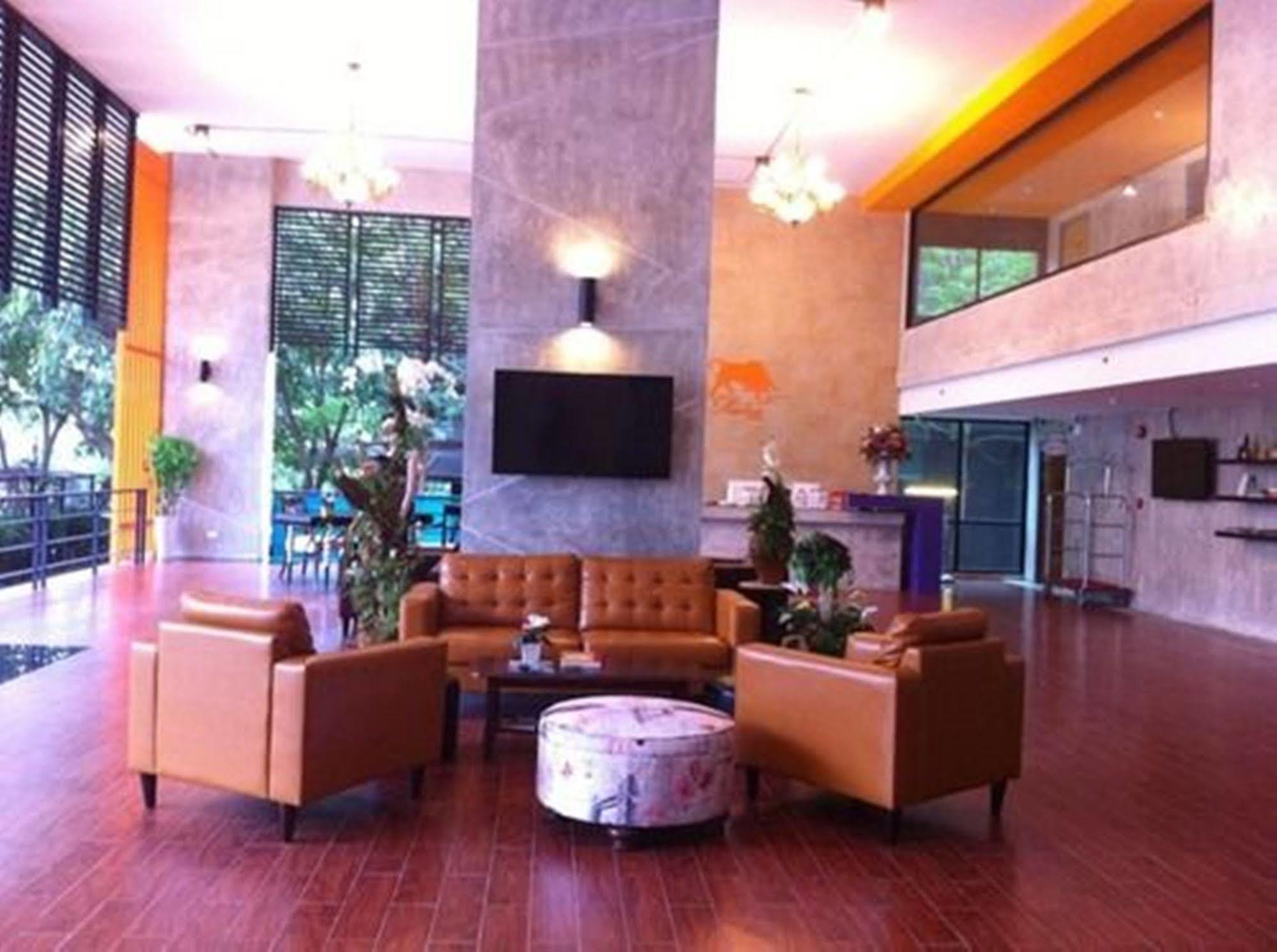 Prestige Chiang Mai Hotel Bagian luar foto