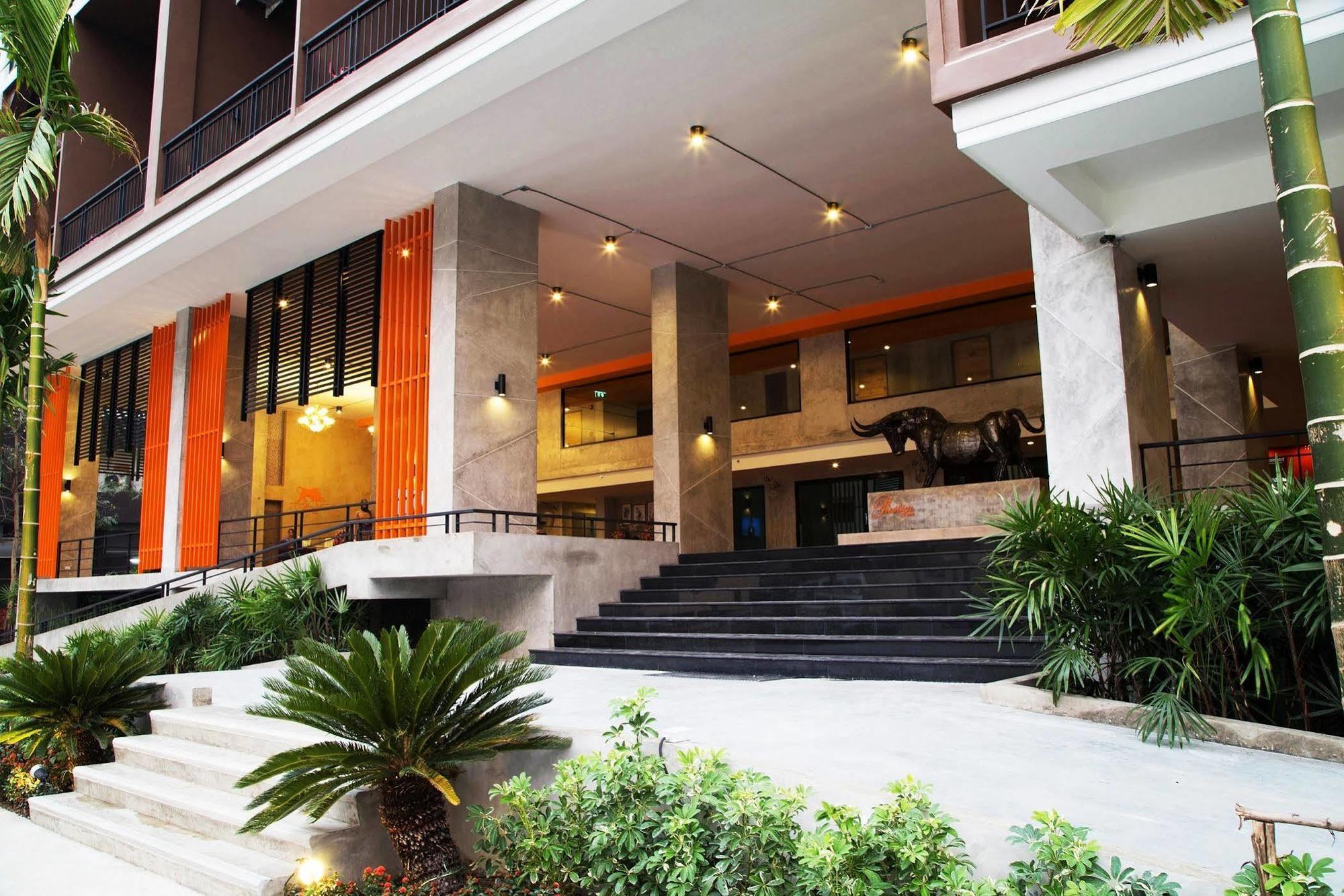 Prestige Chiang Mai Hotel Bagian luar foto